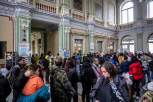<strong>Russian forces appear to be refocusing their offensive in Ukraine on the Donbas region; mounting allegations of war crimes against civilians trigger further sanctions by the West </strong>