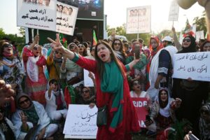 <strong>Pakistan lurches further into political uncertainty amid constitutional crisis</strong>