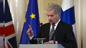 <strong>Finland’s president Niinistö tells Putin his country will apply to join Nato</strong>