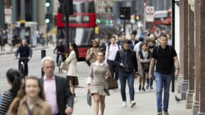 <strong>UK private sector wage growth accelerates</strong>