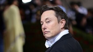 <strong>Elon Musk seeks to sell Twitter shares in search of new funds</strong>