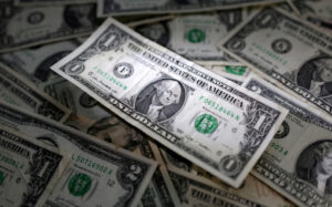 <strong>Dollar Strengthens as U.S. Economy Outperforms Global Expectations, Yen Hits 10-Month Low</strong>