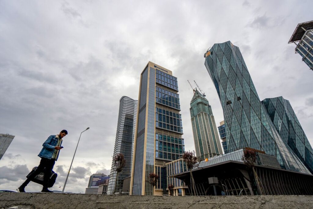 Turkey Central Bank Sending Mixed Signals on Easing Path