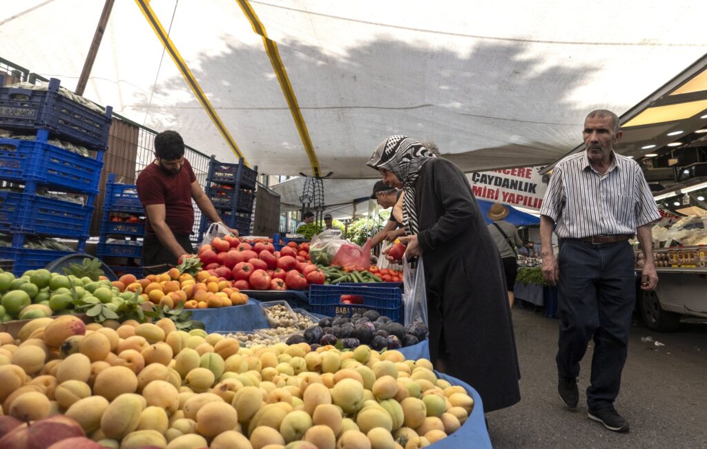 Türkiye Slashes Rates Again as Inflation Cools