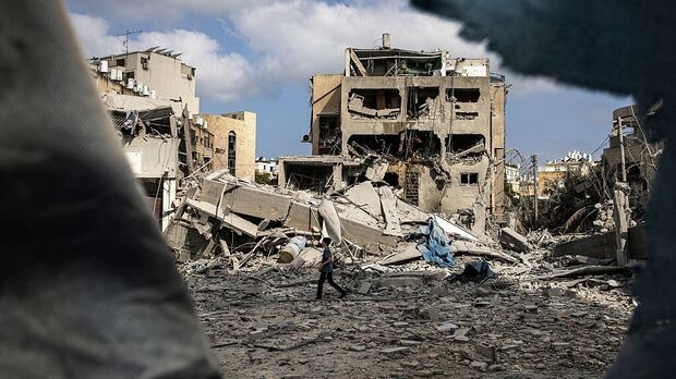 Israel-Iran Attacks Span Fourth Day With No Deal in Sight.