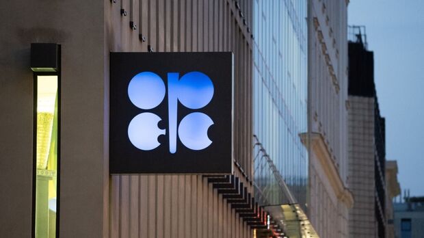 Oil Markets on Edge: Will OPEC+ Hold the Line or Cut Production in 2026?