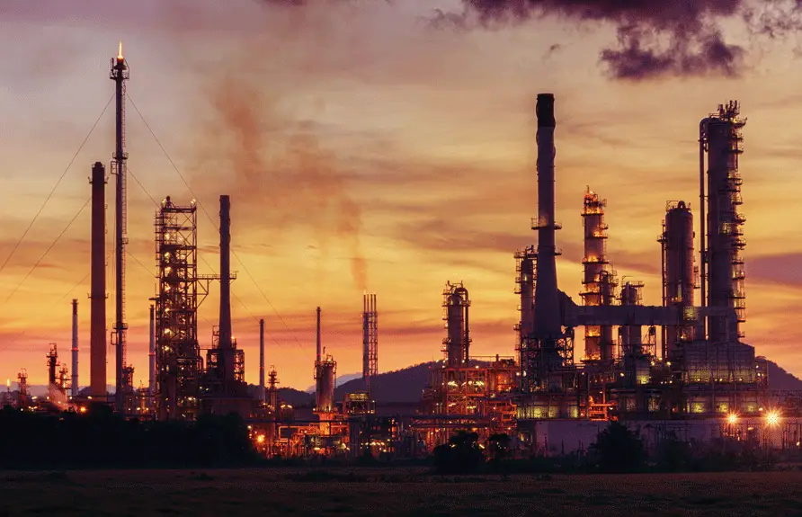 Houthi leader threatens Saudi oil facilities if Riyadh escalates involvement in Yemen.